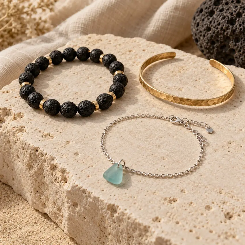 Tres pulseras sobre un bloque de piedra clara