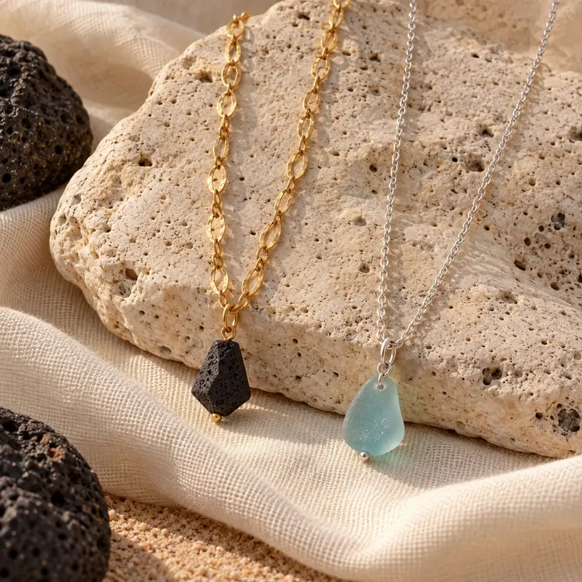 Dos collares sobre una piedra beige